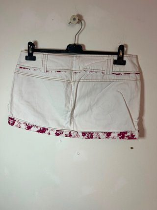 Minigonna bianca con fantasia floreale
