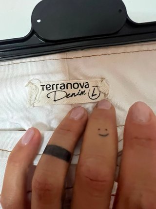 Minigonna bianca con fantasia floreale