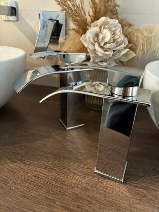Coppia rubinetti bagno design cascata