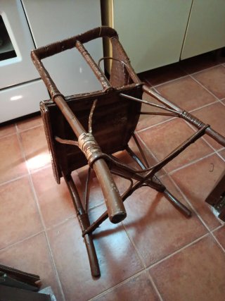 Silla de mimbre marrón