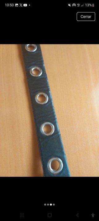 Cinturón negro con ojales y hebilla