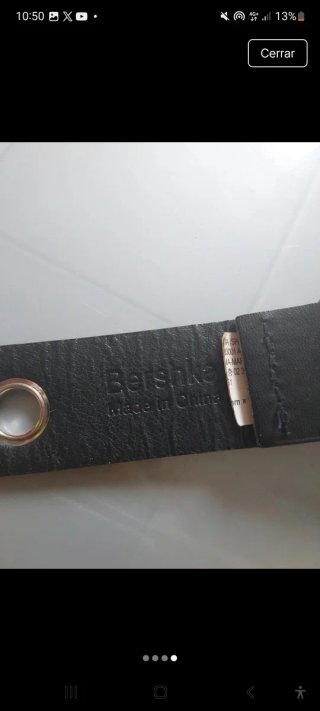Cinturón negro con ojales y hebilla