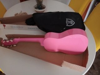 Guitarra infantil y funda nueva