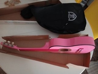 Guitarra infantil y funda nueva