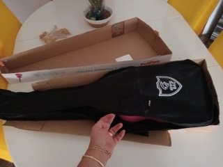 Guitarra infantil y funda nueva