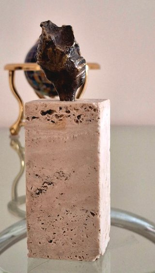 Figura de bronce con base de piedra