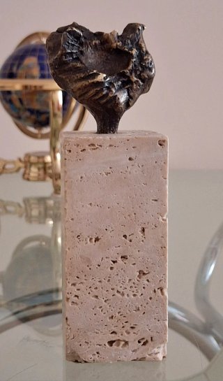 Figura de bronce con base de piedra