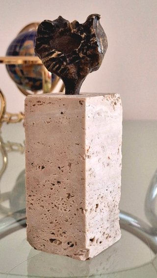 Figura de bronce con base de piedra