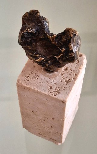 Figura de bronce con base de piedra