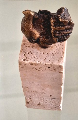 Figura de bronce con base de piedra
