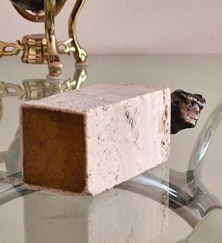Figura de bronce con base de piedra