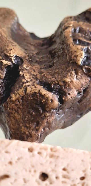 Figura de bronce con base de piedra