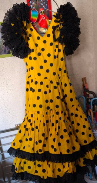 Traje de flamenca amarillo con lunares negros