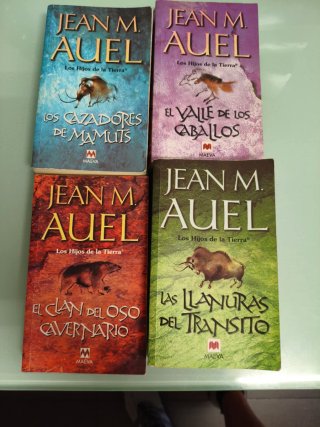 Cuatro libros Clan Oso Cavernario. Tapa blanda.