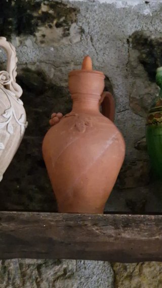 Jarra de terracota artesanal con tapa