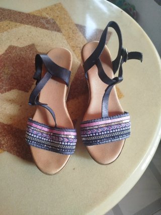 Sandalias cuña piel y brillantes T38