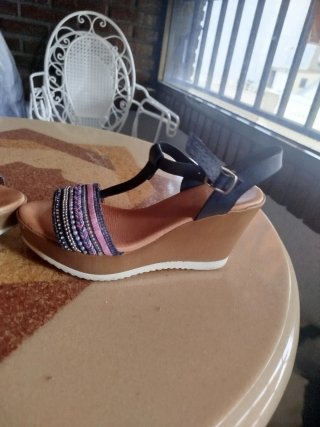 Sandalias cuña piel y brillantes T38