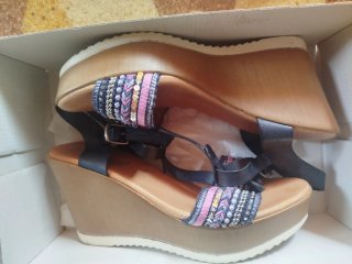 Sandalias cuña piel y brillantes T38