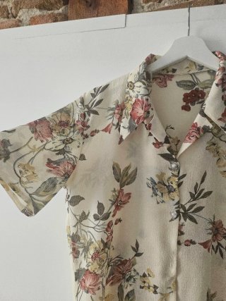 Blusa floral vintage beige manga corta