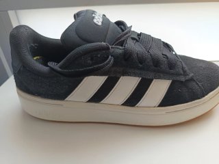 Zapatillas Adidas Negras y Blancas