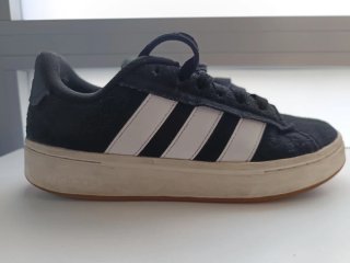 Zapatillas Adidas Negras y Blancas