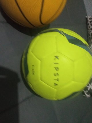 Balones  de baloncesto y fútbol