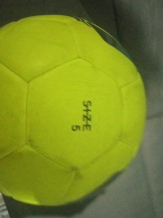 Balones  de baloncesto y fútbol