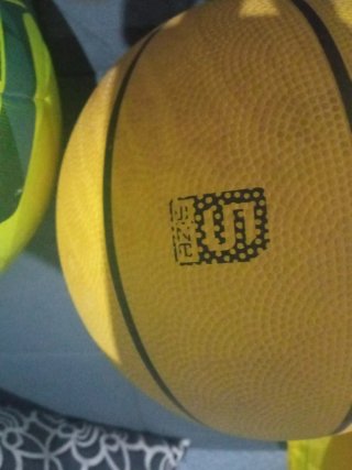 Balones  de baloncesto y fútbol