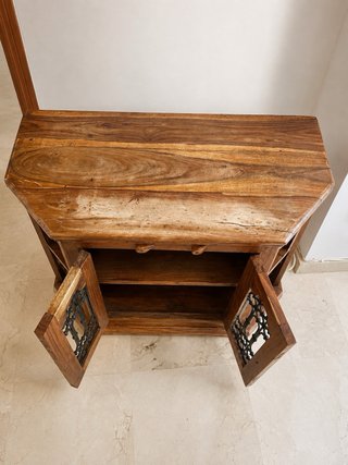 Mueble rústico de madera con puertas