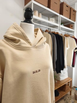 Sudadera beige bordada con fecha o coordenadas