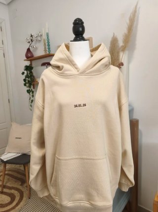 Sudadera beige bordada con fecha o coordenadas