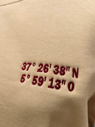 Sudadera beige bordada con fecha o coordenadas