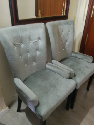 Sofá de terciopelo gris con diamantes