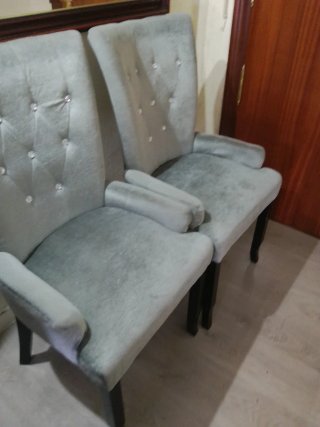 Sofá de terciopelo gris con diamantes