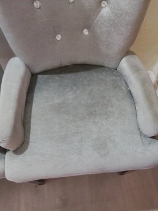 Sofá de terciopelo gris con diamantes