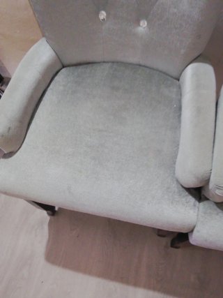 Sofá de terciopelo gris con diamantes