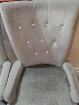 Sofá de terciopelo gris con diamantes