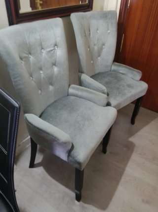 Sofá de terciopelo gris con diamantes