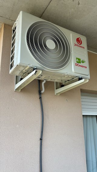 Instalación y limpieza de aires , servicios .