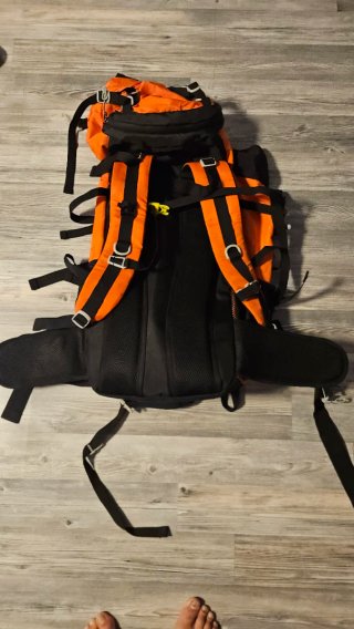 Mochila de Montaña Naranja y Negra