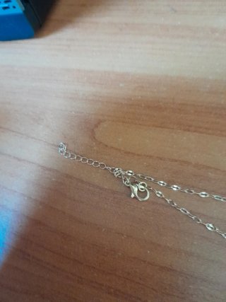 Collana dorata con croce