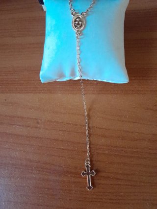 Collana dorata con croce