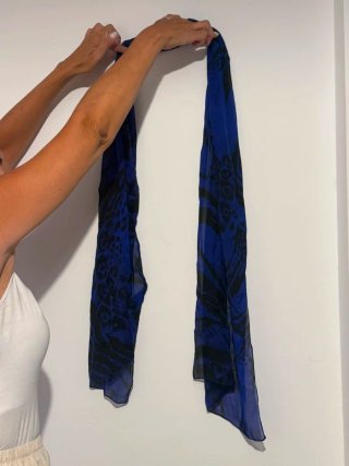 Vestido largo azul con bufanda y telas