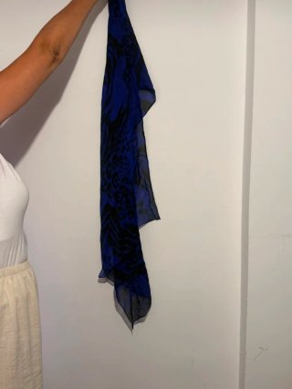 Vestido largo azul con bufanda y telas
