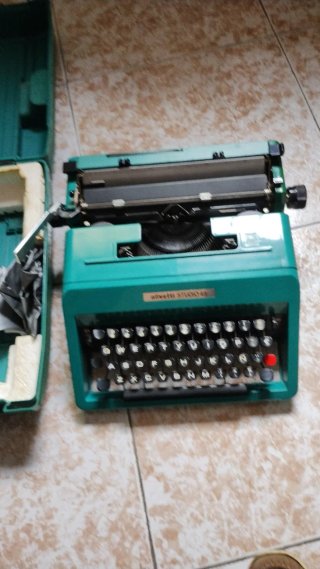Máquina de escribir antigua verde