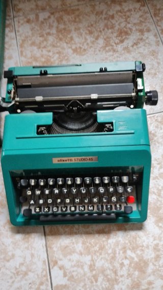 Máquina de escribir antigua verde