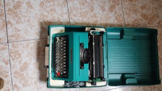 Máquina de escribir antigua verde