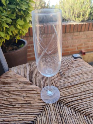 Vitrina de madera con cristalería fina