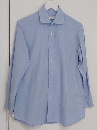 Camisa Mirto azul claro con detalles rosa, talla M