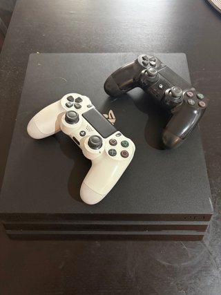 PS4 Pro 1TB + 2 Mandos DualShock + Cables
